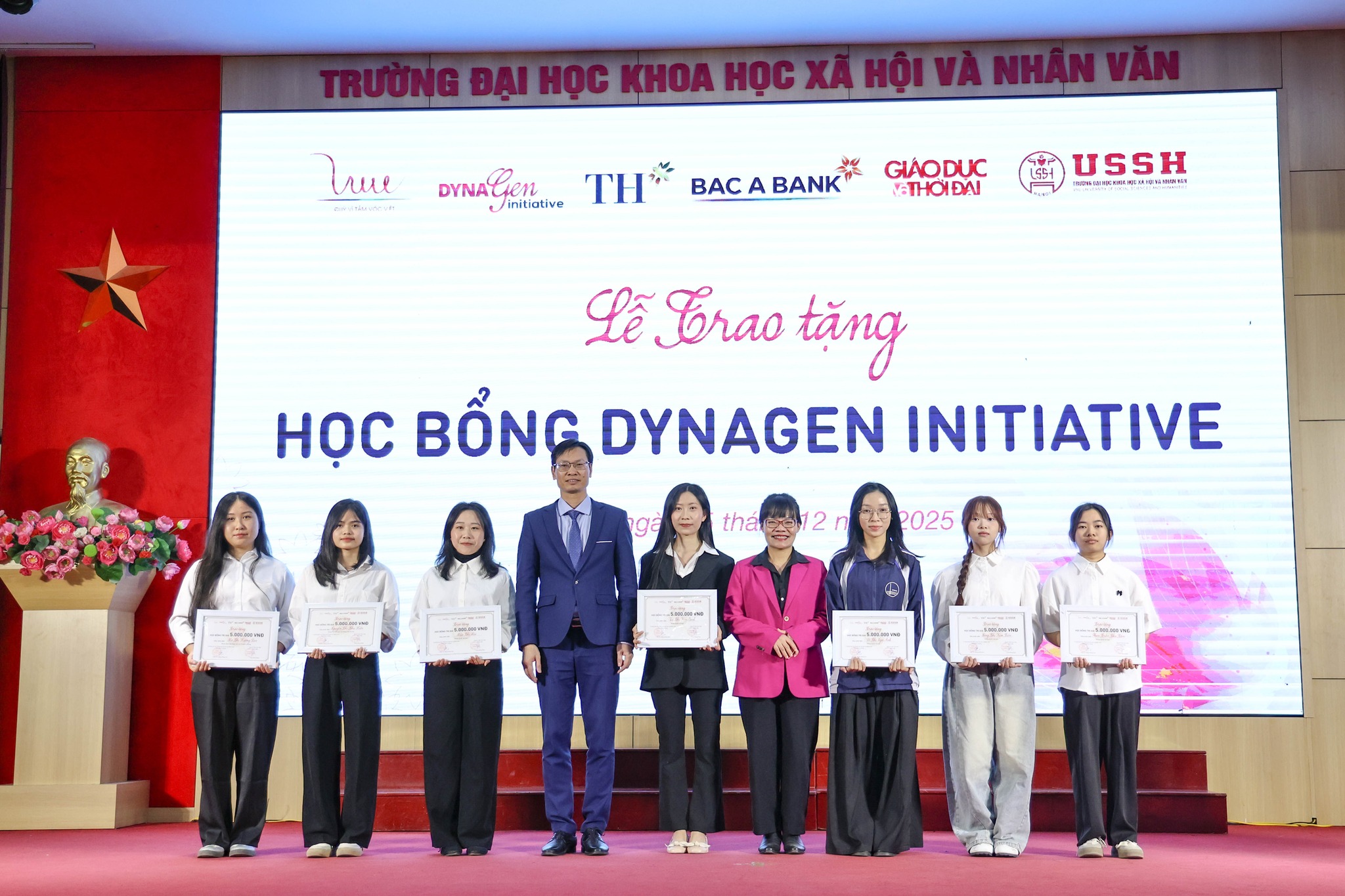 For Vietnamese Stature Foundation awards scholarships totaling 50 million VND to outstanding students of the University of Social Sciences and Humanities